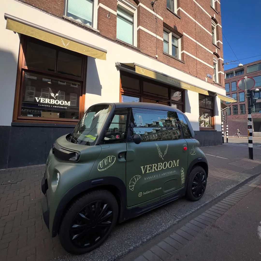 Het bezorgautootje voor de deur