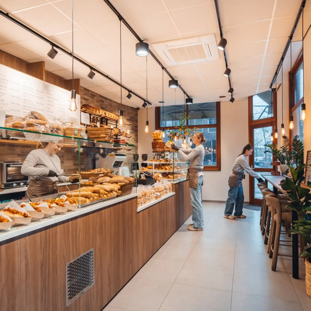 De vernieuwde winkel van Bakkerij Verboom, met personeel achter de toonbank